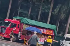 老奶奶慢慢过马路，外卖小哥挡住过往车辆，暖心守护老奶奶通过。素材来源：@康哥 #暖心 #外卖小哥视频封面