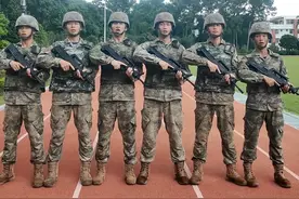 走向远海，挺进深蓝！这是人民海军的节日心愿❤️点赞转发，致敬每一份守护！（作者：施然 陈沃 / 编辑：任喜来）#人民军队攻坚向前