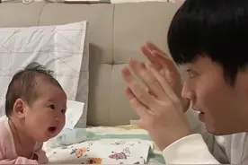 宝宝两个月了，还完全不会抬头，检查说前肢肌张力有点高，宝爸知道后很担心，于是开始了漫长的练习抬头之旅… 
#一定要看到最后 #宝宝抬头 #爸爸带娃 视频封面