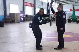防御式安全执法提倡“零风险”处置。盾棍组合，只是方法之一。请勿痴迷任何方法。#防御式安全执法  #警察  #辅警  #交警  #公安  @中国警察网  @中 国 警 事 @警察特训计划视频封面
