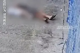 4岁女儿背后搂脖玩耍勒晕父亲，父女双双后脑勺着地，父亲：幸好两人无大碍，只是头起了包视频封面