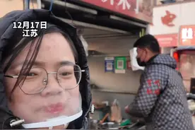 老板连续做坏3个煎饼后顾客自己动手，网友调侃“大哥过两天就把摊子支你旁边”，结果他真的来了……（视频来源：@两个孩子妈妈） #煎饼果子 #顾客自己动手 #网友嘴巴开光 #搞笑视频封面