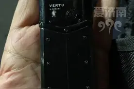 男子丢失在国外定制的价值30万元的手机，女子捡到以为是100多块钱的老年机，该品牌手机售价9900元到247万元不等#手机 #老年机 #威图手机 #社会热点视频封面