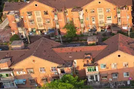 你知道吗，黄石西塞山区工人村苏式建筑群，始建于1954年，2016年被黄石市政府纳入第一批工业遗产保护名录，2020年被湖北省政府纳入第一批历史文化街区名录，20余栋的苏式建筑，红砖灰瓦，是黄石工业辉煌的见证。#历史古迹 #寻美中国 #寻美湖北 #寻美黄石 #苏式建筑群 @DOU+小助手 @抖音短视频 @巨量本地推视频封面