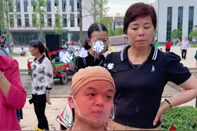 我是不想卖，也不会卖。如果是你你会和我一样吗？市场上豆腐是便宜，但是我们用的是优质的老豆腐，不是便宜的嫩豆腐，一斤老豆腐都得四块钱多，两斤就八九块，霉到涨白毛的成本也很大，一斤霉好的豆腐都不知道划多少钱了!最贵的还是调料，我还用的上等优质的调料，不是那种水货调料，罐子也贵，算上人工，我真赚不到几个钱。#霉豆腐 #豆腐乳#传统手工霉豆腐 #抖音美好食光