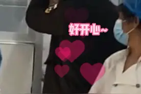  暖心！保安叔叔手捧鲜花送给食堂阿姨，原来歌词里说的都是真的！ #保安叔叔手捧鲜花送给食堂阿姨 #暖心正能量 #感动 #鲜花 视频封面