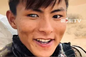 23岁异瞳男生在沙漠无人区拍治沙视频走红：一天能赚两百多块钱！异瞳是因为3岁时妈妈背去地里干活，眼睛被树枝刺伤。