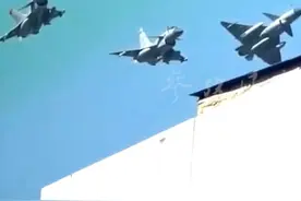 密集编队“擦楼而过” 巴基斯坦空军歼-10战机献艺该国国庆日表演#巴基斯坦空军 #歼10战机 #超低空飞行 #密集编队视频封面