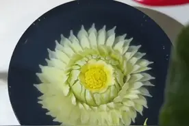 新式茶点立体菊花果冻，这样堪称艺术品的茶点你忍心吃吗，网友:昆明不愧是鲜花之城，连甜点都那么精美! #云南#有一种叫云南的生活#美食#惊喜视频封面
