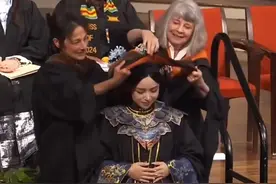 #女孩在美国穿汉服参加毕业典礼惊艳全场 近日，女孩穿着明制汉服、戴着簪花硕士帽在美国参加了自己的研究生毕业典礼，惊艳了在场的所有人。网友：这一刻民族自豪感达到了顶峰！视频封面