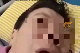 重庆家政工做清洁时突发脑梗，治疗已花费20万，称被雇主家冰箱臭味熏倒，希望雇主承担80%医药费。视频封面
