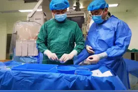 吃饭还得细嚼慢咽！无意吞下钢丝破入静脉危及心脏！#手术 #健康科普 #医路前行视频封面
