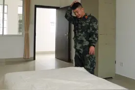 还在为套被套烦恼？来，跟着兵哥学！（韦胜、林道磊）#叠豆腐块 #兵哥哥 