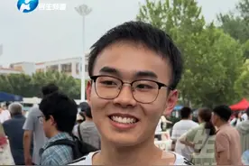 6月7日，河南郑州，高考数学考试结束 男生自信满满走出考场，  “满分拿不到，能拿到的分都拿到了，平时能考110分，这次大概120分”分享秘诀：把高考当平常考试，最重要的是松弛感#河南dou知道 #媒体精选计划 #青春的答案 #2025高考