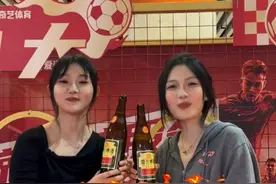 国足球迷的爱永远拿的出手，期待国足与球迷双向奔赴。#被球迷与国足的双向奔赴感动  #国足主场变身红色海洋  #国足主场迎战澳大利亚视频封面