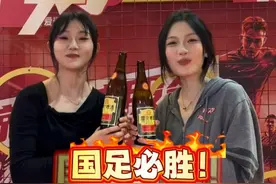 国足球迷的爱永远拿的出手，期待国足与球迷双向奔赴。#被球迷与国足的双向奔赴感动  #国足主场变身红色海洋  #国足主场迎战澳大利亚视频封面
