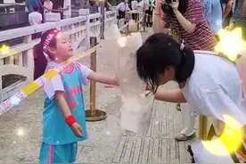 贵州贵阳，萌娃接高考姐姐出考场，一波三折送花成功#贵州高考视频封面