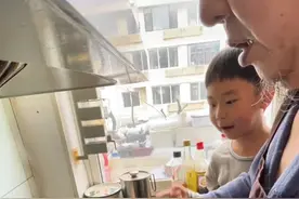 1月29日 辽宁。爷爷做菜孙子在一旁猛夸，在一声声夸赞中爷爷逐渐迷失自我。网友：爷爷一会要加个凉菜 存折拌房本。视频封面