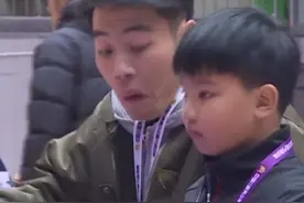9岁小选手瞬间还原魔方 裁判惊呆了！被质疑反应慢影响比赛成绩 当事裁判回应 #青春当燃不让 #魔方视频封面
