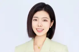 成都一司机开车坠入激流多人跳水砸窗救人 #成都 #见义勇为  #车辆坠河众人义无反顾跳河救人视频封面