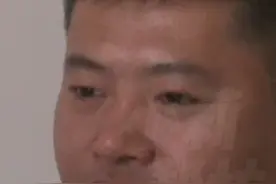 近日 采访 河南郑州 错认生父16年 当事人王刚准备诉讼。今年找到亲生父母时 生父已经去世 “如果不是他撒谎 我还有机会陪生父十年” 王刚曾辗转11个领养家庭，25岁以为找到亲爹41岁才发现被骗视频封面