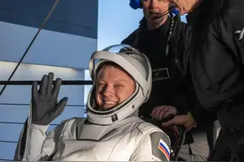 美宇航员出舱画面公布！滞留太空超9个月终于回到地球 被多人抬上担架，对镜头微笑挥手视频封面