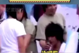 #飞轮海签售会#炎亚纶边唱歌边签名，人还怪忙的嘞哈哈哈哈！最后的舞台现场至今是芒妈的快乐源泉~#飞轮海好神奇一男团 #炎亚纶边签名边唱歌视频封面