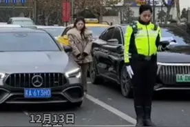 12月13日，南京新街口，交警脱帽，私家车车主下车驻足，为遇难者同胞默哀！#12月13日国家公祭日视频封面