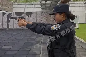 美女特警现场教学，92式手枪如何快速射击#特警 #演示 #射击 视频封面