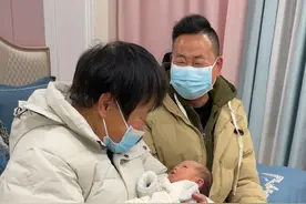 #记录真实生活 #家庭 #兄妹 #家庭日常   奶奶跟大伯抢着抱孩子，你看给大伯急的！ @孩子乖乖喜当爹/12.3冬季保暖日化专场 @孩子乖乖村掌（大舅）视频封面