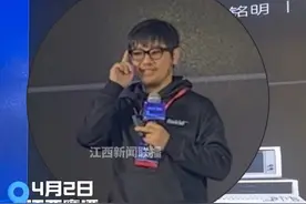 2025中国AI眼镜产业发展大会，江西小伙祝铭明带着“AR眼镜天花板”回到家乡，现场展示高科技眼镜。#AR眼镜 #高科技  #青春当燃不让  #时代青年风采视频封面