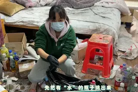 保洁宝妈遇上极品退租房，满屋装满液体的瓶子太炸裂了！还好手机不能传播空气，不然这个视频我都怕你看不完。姐妹们放心，我打扫完的房子，你现在住进去肯定没问题！#宝妈 #家政视频封面