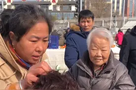 3月18日，北京，假发摊摊主现场帮忙挑选试戴，老太太戴上瞬间变成大姨了，网友：别说老太太 这整的我都心动了。视频封面