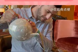 咖啡 “脱粉”？老外成了“茶脑袋” #外国人也开始流行喝中国茶了 
#第一口春茶在抖音 
#召唤茶友 
#舌尖上的抖音视频封面