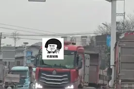禁行时段多辆货车竟逆行躲监控抓拍。3月至今，共17名驾驶员受罚！处300元罚款，驾驶证记4分。#逆行#禁行#货车#万万没想到#道高一尺魔高一丈视频封面