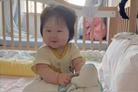 今天翻相册，突然翻到她第一次站起来的样子...#晞晞的成长日记#人类幼崽成长记#慢慢长大慢慢爱你视频封面