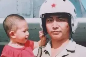 #烈士王伟的孩子成海军军官 ，刚从北大硕士毕业。王伟烈士的妻子表示，“81192”是战机编号，不存在“重启”一说。视频封面