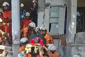 #缅甸震后救援仍在进行  缅甸消防部门4月1日发布消息说，其救援人员当天上午成功从首都内比都一栋建筑内救出一名被困约91小时的老人。视频封面