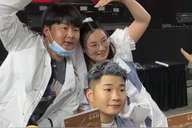 娱乐明星团大量发布文案：白小白在粉丝求婚现场唱最美的婚礼，谁看了不感动！#白小白演唱会求婚现场视频封面
