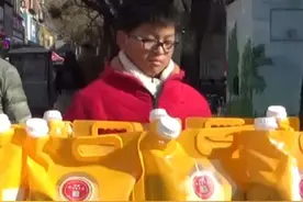1月17日山东济南，12岁哥哥摆摊卖小米，为患白血病3岁妹妹筹钱治病，哥哥：天虽然冷，但我不怕苦不怕累，想让妹妹早日康复，有妹妹在家才团圆！视频封面