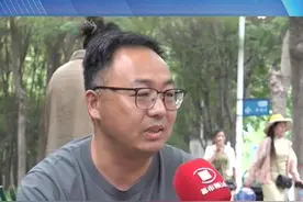 路边看书爸爸谈女儿高考。“比起成绩更关心女儿的心理”#为河南高考学子打call   #人生闪亮时 #2024高考视频封面