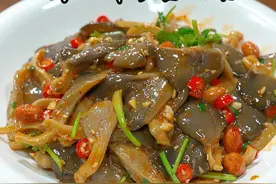 过年的餐桌上做上一道这样的#凉拌蘑菇 ，鲜香滑嫩，香辣入味又解腻，#美食 #美食教程 #抖音美食推荐官 #内容启发搜索 @DOU+小助手视频封面