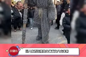 #万岁山巨人演员 巨人拖着沉重的身体迎接八方来客！#开封万岁山 #巨人症 @DOU+小助手 @新疆巨人 Kahar BADAM视频封面