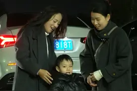 翠花穿上小妹儿送的新衣服，邀请姐妹一起吃围炉烤肉，这段时间有姐妹的陪伴心情好多了#穿搭 #烤肉 #姐妹视频封面