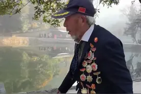 网友在韶山伟人故居偶遇一位胸前满是勋章的老人。“这才是我们应该追的星”。#致敬 （来源@臃郑 ）视频封面
