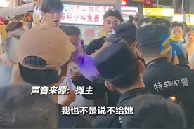7月7日报道，女子刮刮乐刮出百万大奖，摊主以未付款为由夺走彩票。官方通报：涉事双方达成一致吗，中奖彩民已顺利兑奖。