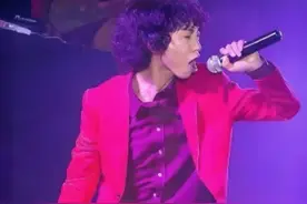 一张高清照曝光，揭开曾爆火的庞麦郎现状，如今凭实力撕碎质疑#庞麦郎 #鸟叔 #筷子兄弟 #娱乐评论大赏  #内容启发搜索