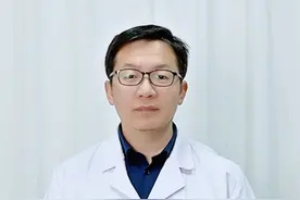 肝部CT里的暗语，你知道几条? 1、肝脏回声不均，代表肝脏质地或密度不均匀，常见于肝硬化、脂肪肝等疾病。
2、肝脏回声细密：一般提示脂肪性病变，脂肪肝的可能性大。
3、肝脏回声弥漫性增粗增强：可能存在肝纤维化或肝硬化。
4、弱回声结节：可能是肝癌，一般建议进一步检查。
5、稍强回声：肝脏血管瘤的可能性大。
6、肝脏无回声结节：考虑肝囊肿。
#医学科普 #肝病科普 #肝 #作品同步头条赢激励 #硬核健康科普行动视频封面