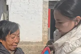 给山里留守老人拍照，大娘很上镜，笑得跟朵花一样。视频封面