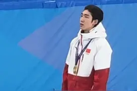 升国旗！奏国歌！哈尔滨亚冬会短道速滑男子500米决赛，中国选手林孝埈夺得金牌。颁奖仪式上林孝埈戴上金牌，登上最高领奖台，与全场国人齐唱国歌。视频封面